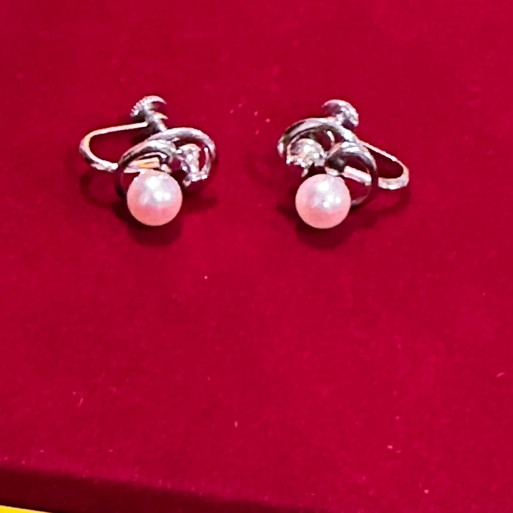 Mikimoto Silver and White Pearl Earrings
925 silver made